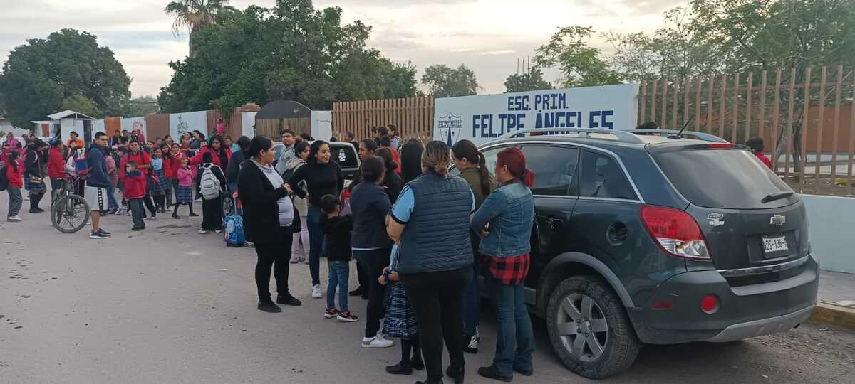 Mamás toman instalaciones de Primaria Felipe Ángeles | Kirk Castilllo