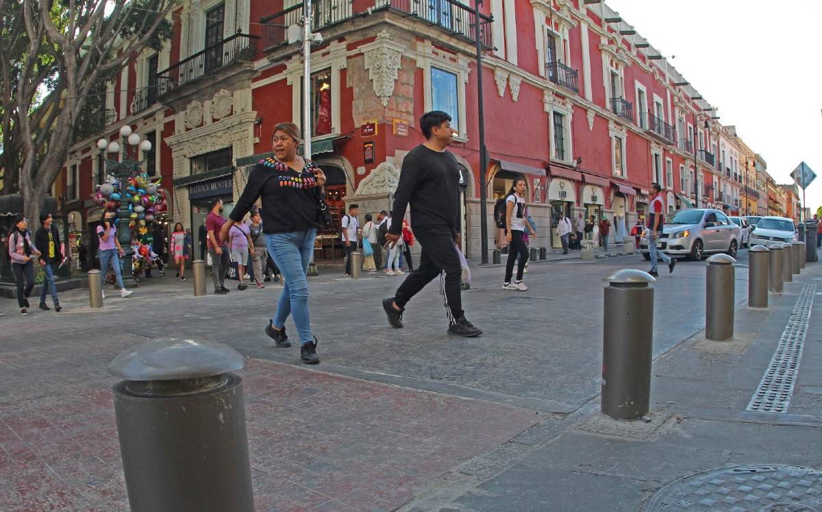 Personas cruzando una calle en el Centro Histórico de Puebla / Melanie Torres