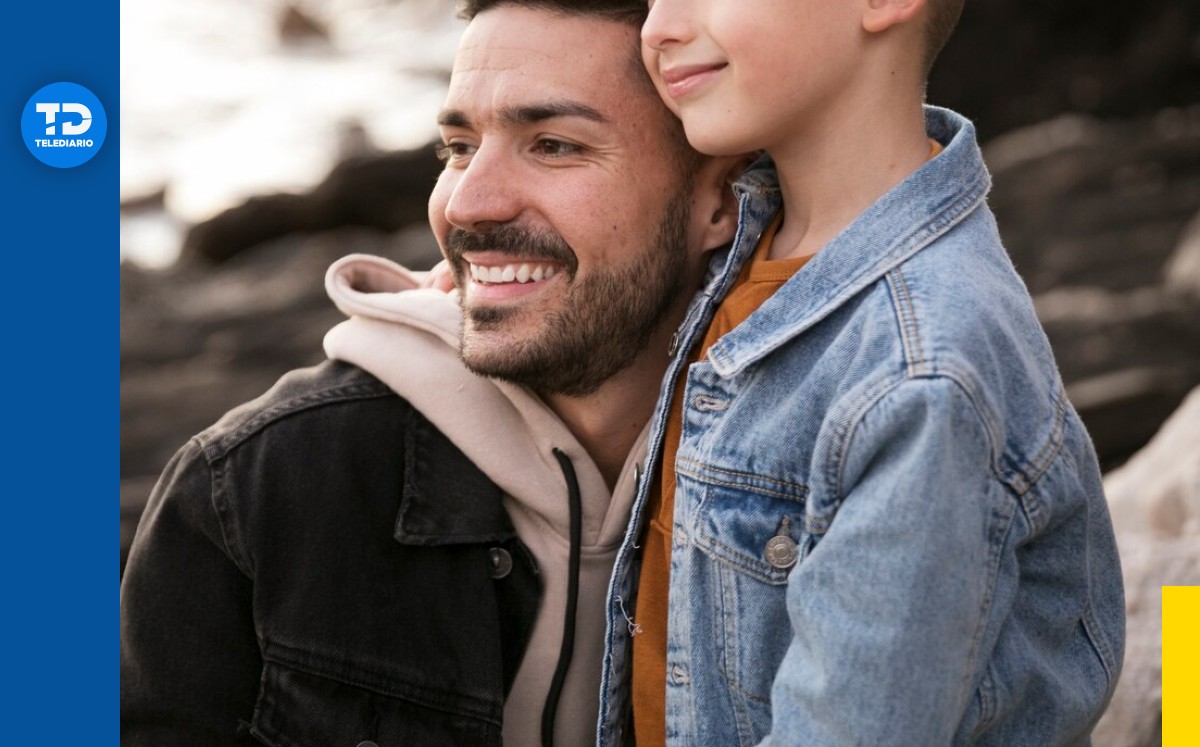 Hombre acompañado de un niño / Freepik