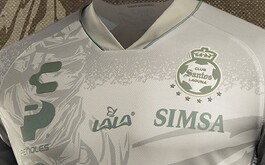 Santos lanzó un jersey conmemorativo del 40 Aniversario para amantes de los video juegos, vestimenta que resalta en su color arena y temática Call of Duty