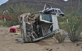 Dos mujeres mayores fallecieron tras volcar la camioneta en la que viajaban de Monterrey a Torreón, Coahuila.