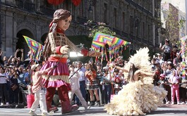 La marioneta siria sigue recorriendo las calles de la Ciudad de México y esta vez estuvo en el Centro de la Ciudad de México.