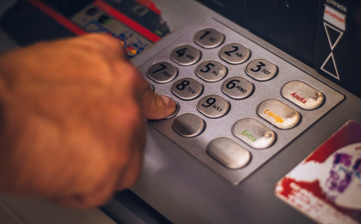 Prohibición al cobro por comisiones en los cajeros automáticos / Ana Ramírez