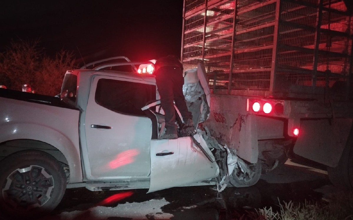 Debido al fuerte impacto, la parte frontal de la camioneta quedó prácticamente debajo de la unidad de carga pesada.
