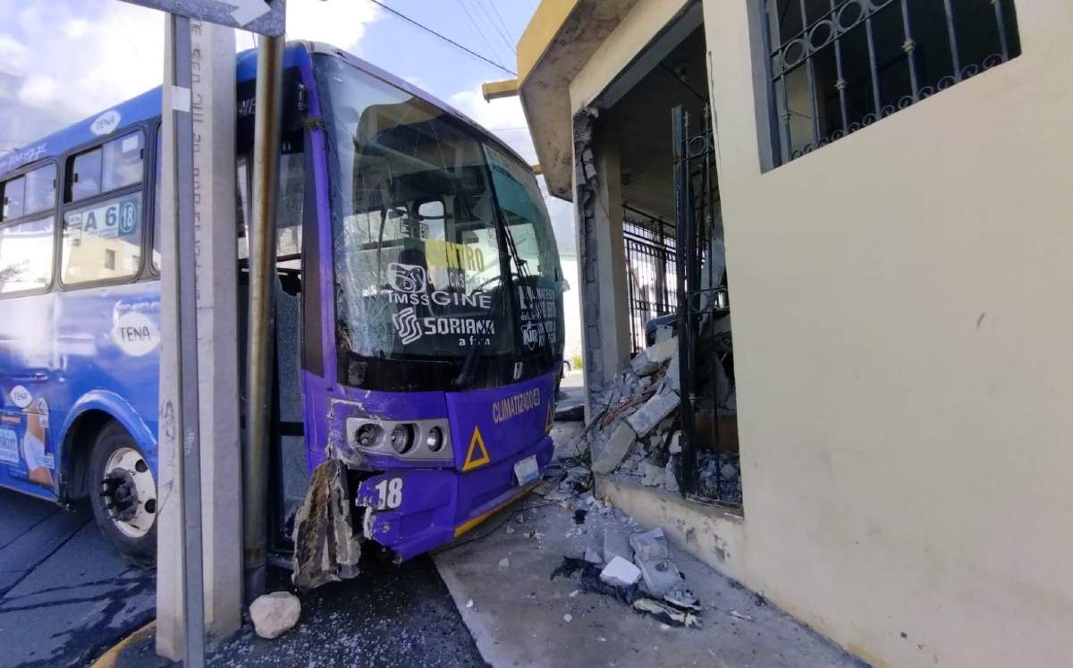 El camión de una ruta urbana se impactó contra una casa en Santa Catarina. | Sandra González