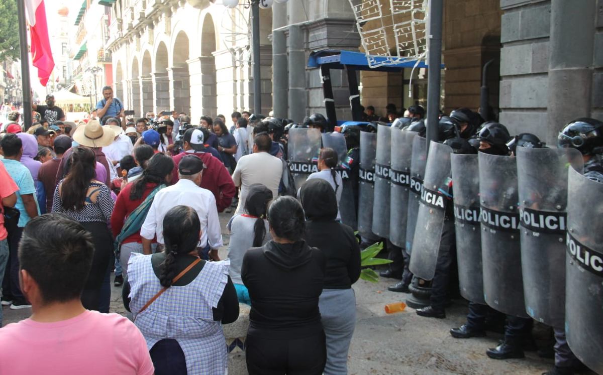 Policías y habitantes en La Resurrección en el enfrentamiento en Palacio Municipal / Melanie Torres