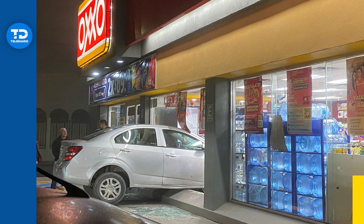 Conductor se mete con todo y auto a tienda de conveniencia en Saltillo.