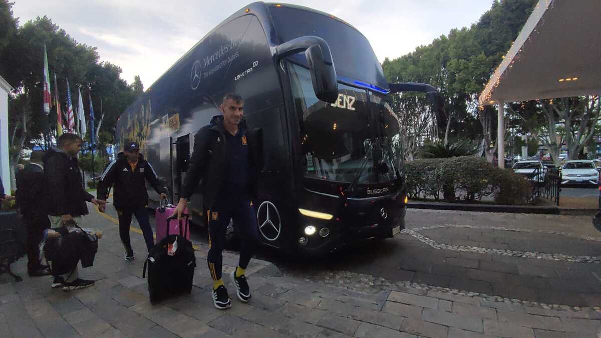 Llegada del equipo de Tigres al hotel de concentración. / Roberto Flores