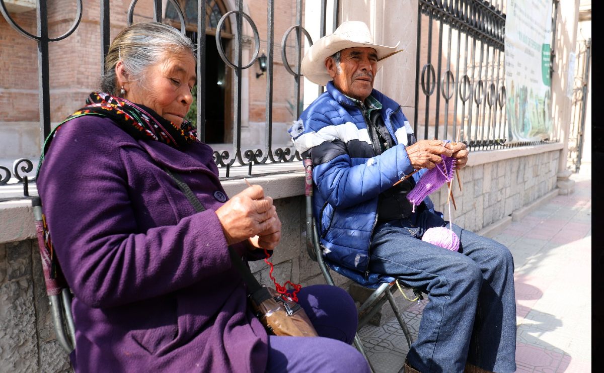 Pareja de artesanos llegan a Gómez Palacio a vender mercancía de invierno | Rolando Riestra