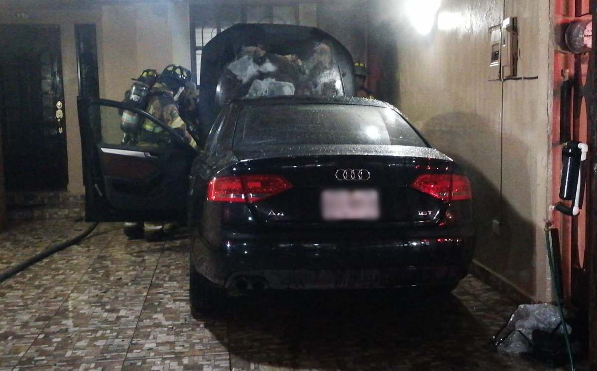 Incendio de auto dentro de vivienda en San Nicolás. | Cortesía