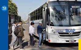 estudiantes subiendo a un transporte público