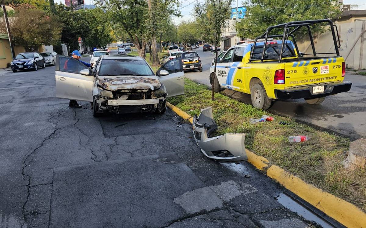 Se incendia auto en la colonia Contry en Monterrey. | Fabricio Gallegos