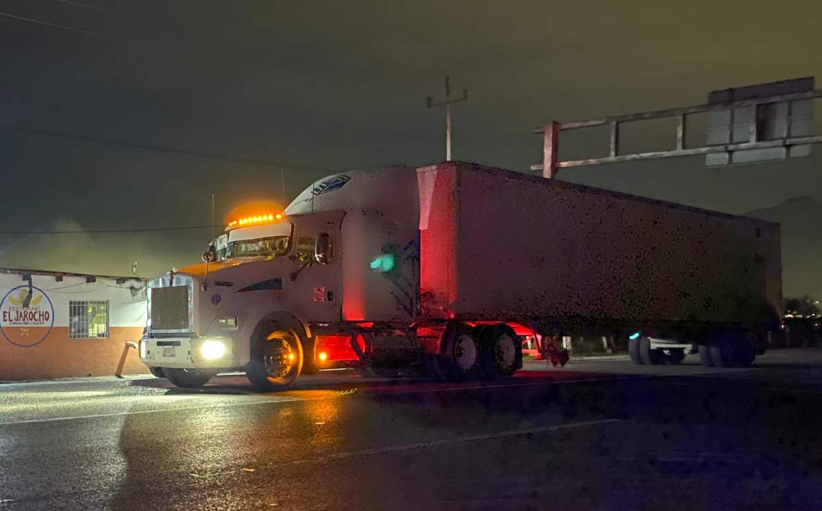 Un trailer fue atacado presuntamente con una pistola de postas en Santa Catarina. | Miranda Arias
