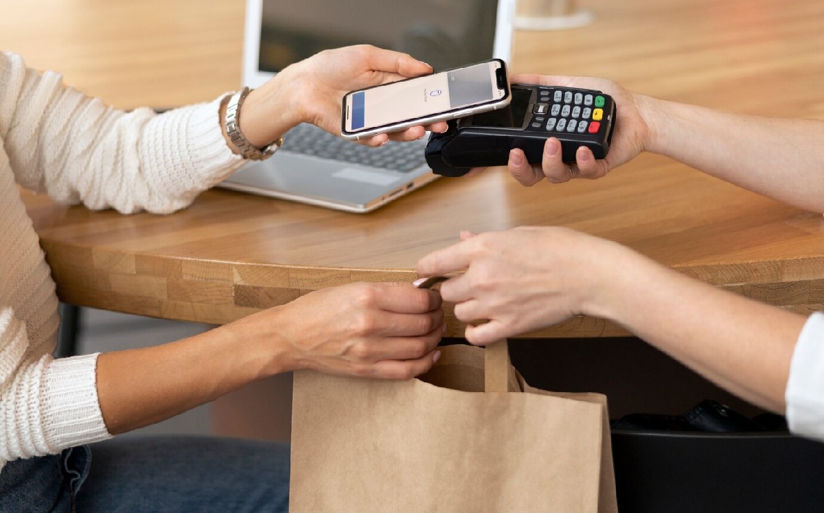 Persona realizando una compra / Freepik