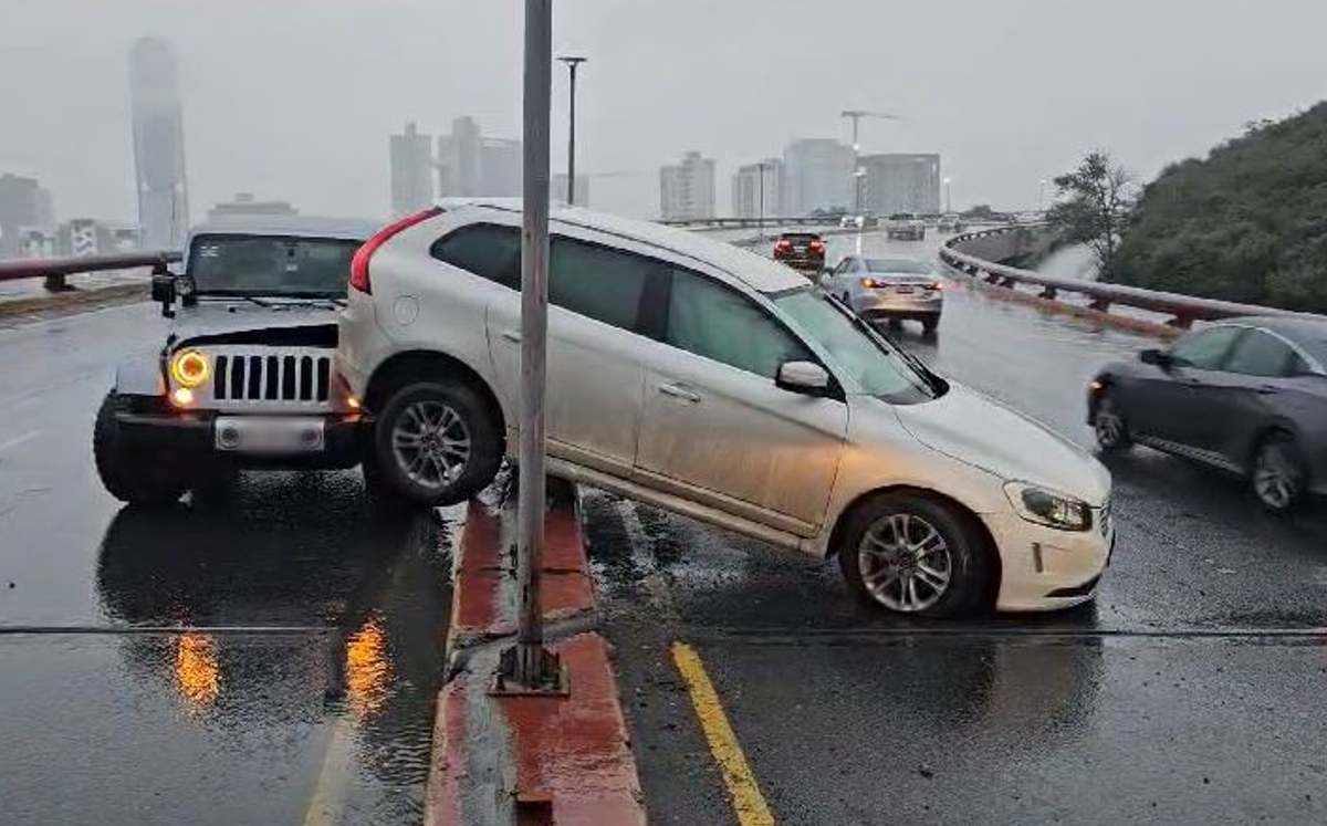 Una joven conductora se accidentó a bordo de su camioneta. | Cortesía
