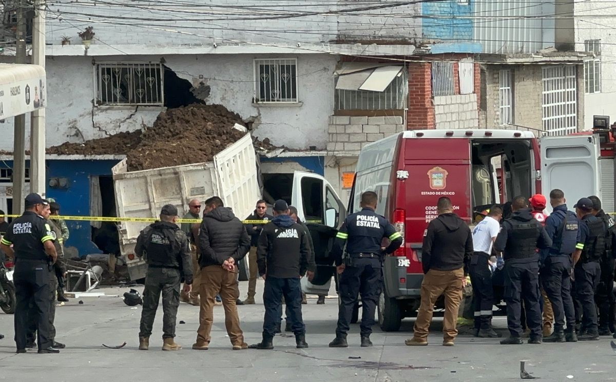 Camión se queda sin frenos y termina incrustado en una casa en Edomex / Fernando Cruz