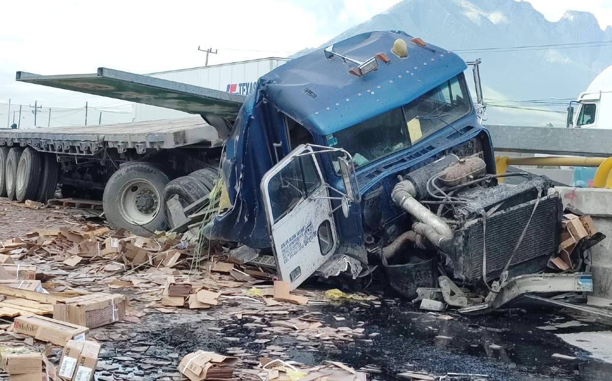 El tráiler tiró 30 toneladas de azulejo sobre la vialidad. | Agustín Martínez