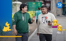 dos chicos caminando en el centro de puebla