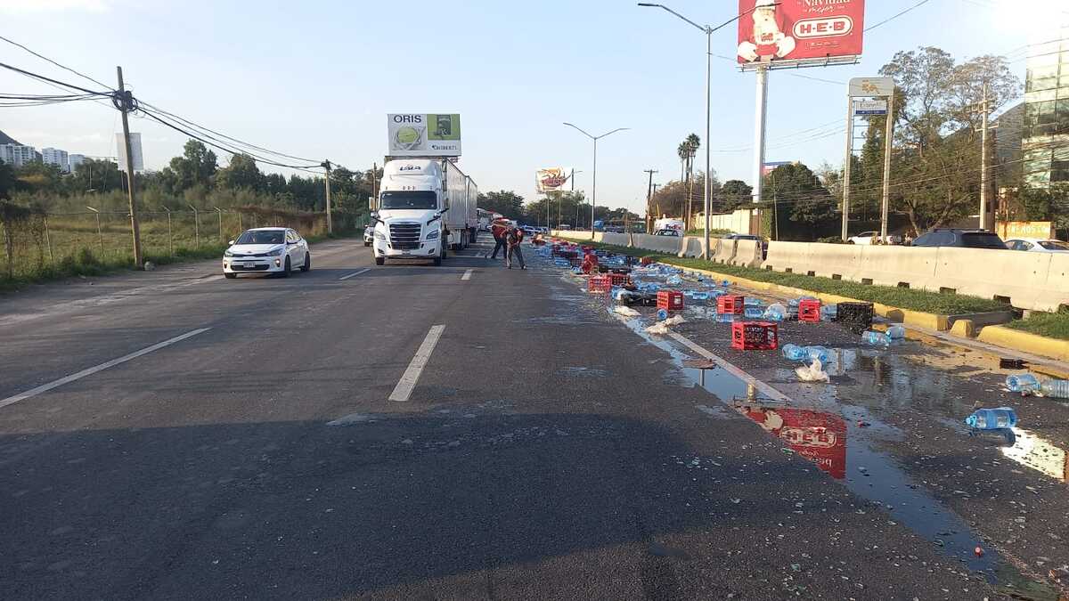 Tráiler tira cargamento de refrescos / José Luis Marroquín