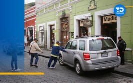 Mujer genera persecución en Los Sapos de Puebla, luego de golpear a peatón con su auto y huir.