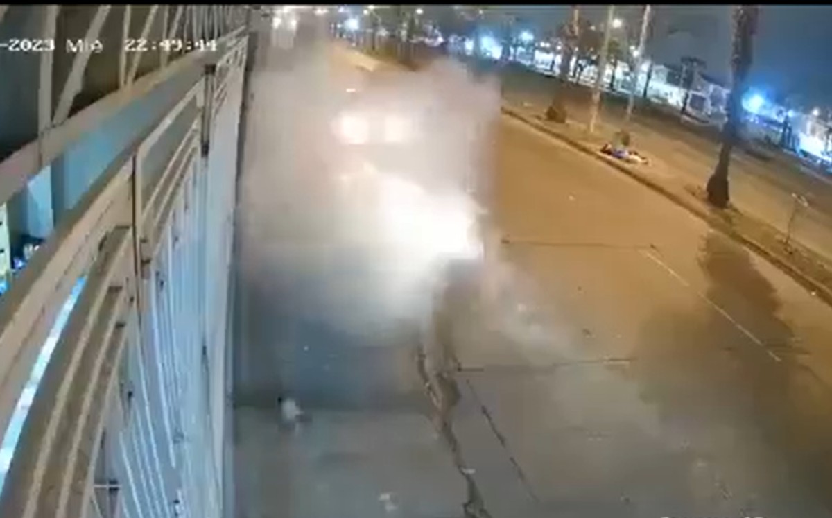 La explosión ocasionó que el presunto delincuente muriera en el lugar / Captura.