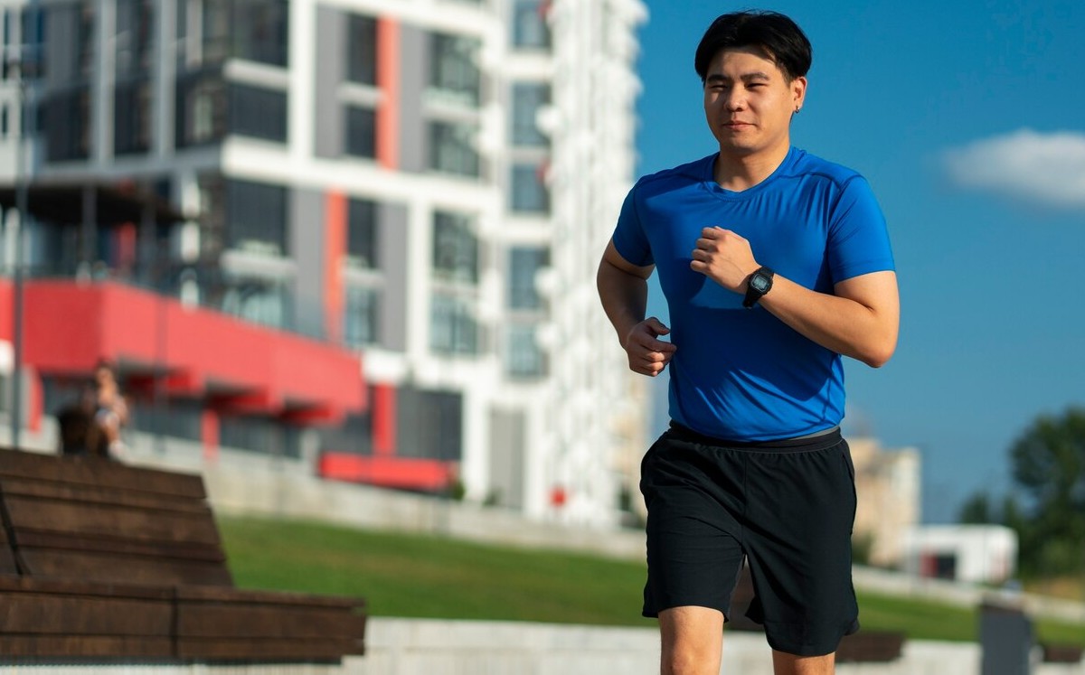 Persona corriendo en una pista / Freepik