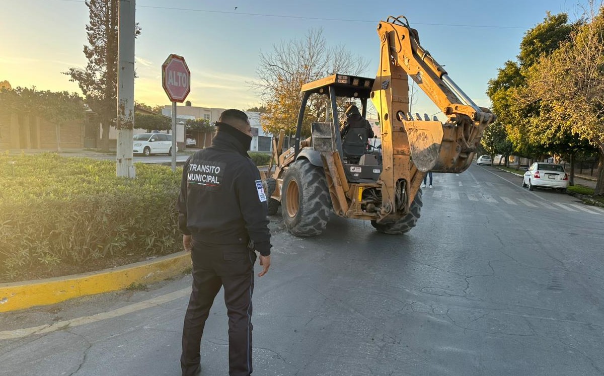 Tránsitos hacen demolición de extensión de banquetas en Torreón Jardín