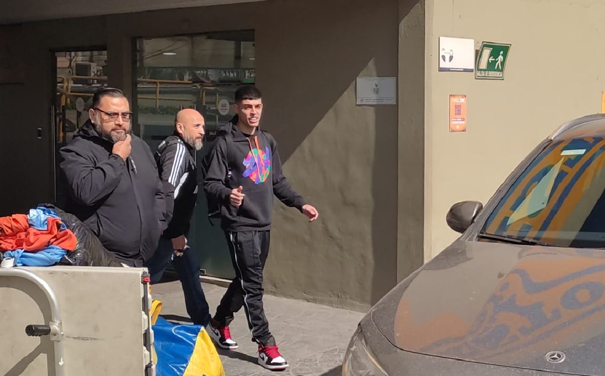 Juan Brunetta abandonando las instalaciones de Sinergia Deportiva / CORTESÍA: Roberto Flores