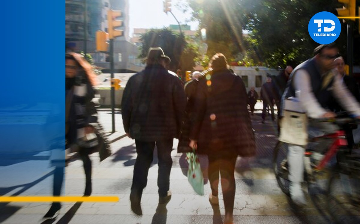 Personas pasando por la calle / Freepik