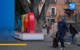 personas en el zócalo de puebla