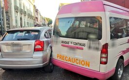 un auto y una combi