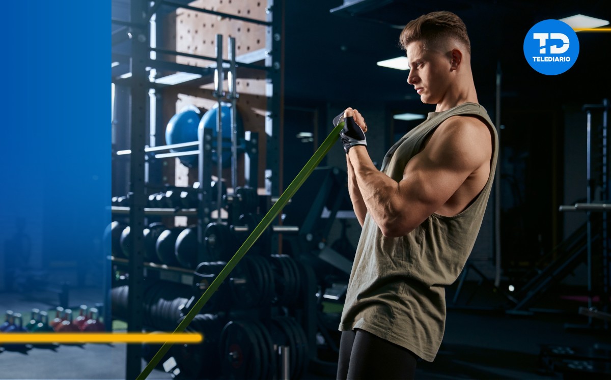 Hombre haciendo ejercicio en un gimnasio / Freepik