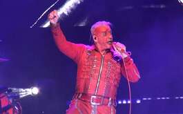 El vocalista de Rammstein, Till Lindemann ofreció un espectáculo provocador en Monterrey el martes por la noche.