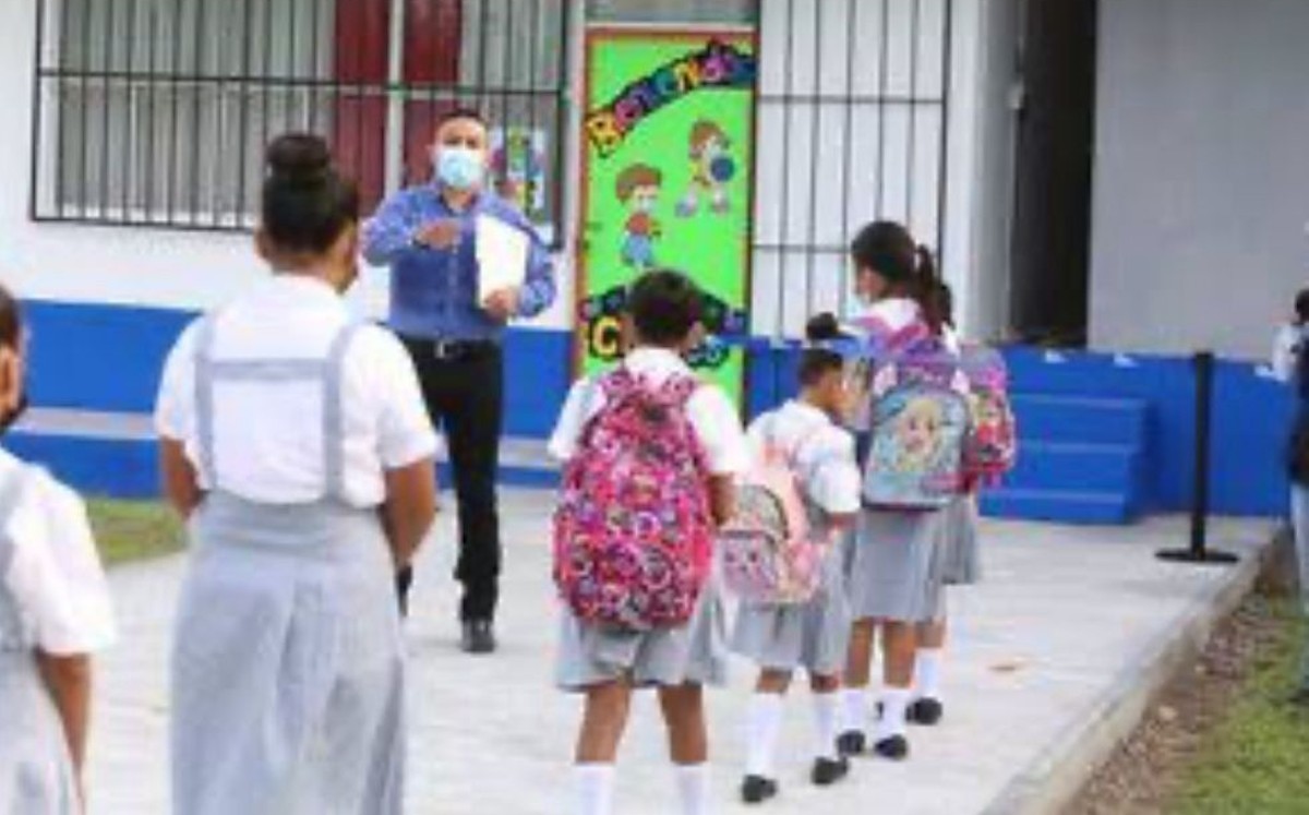 Alumnos regresan a clases tras vacaciones | Roberto Hurtado
