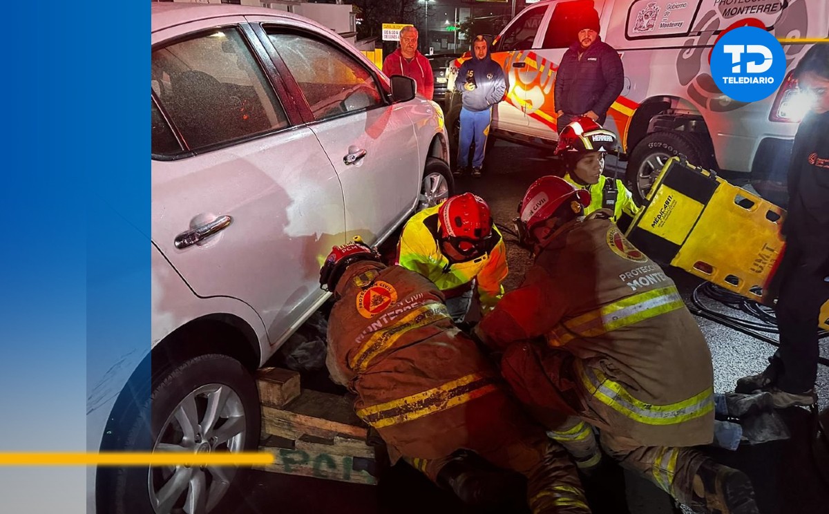 Repartidor de comida derrapa y queda prensado bajo auto en Monterrey