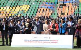 el gobernador de Puebla Sergio Salomón Céspedes y otras personas en una cancha