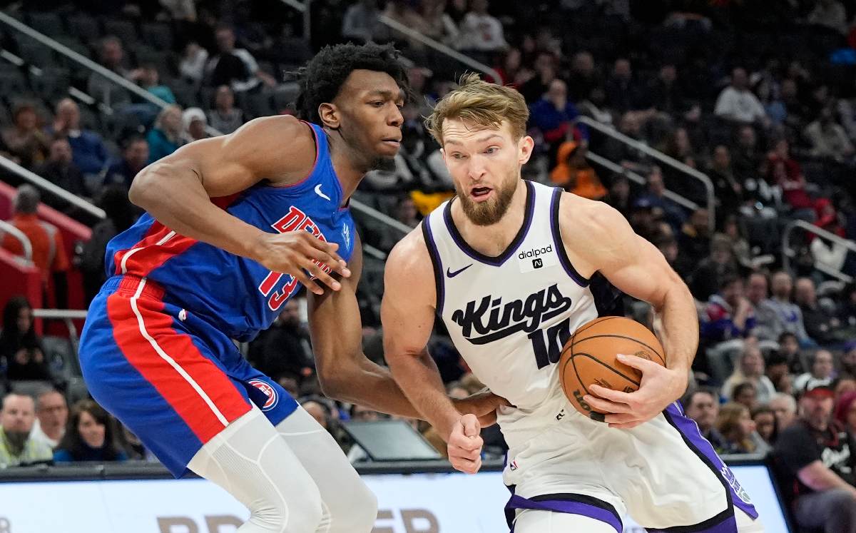 El alero lituano Domantas Sabonis, de los Kings de Sacramento, elude a James Wiseman, pívot de los Pistons de Detroit / AP