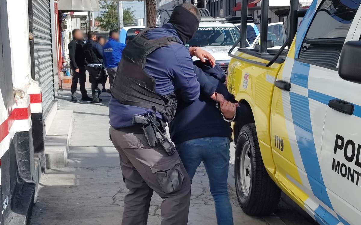 La Policía de Monterrey realizó la detención de tres personas en la calle Rayón. | Agustín Martínez