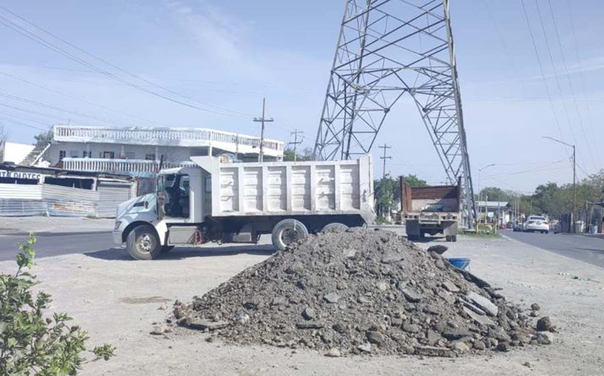 Un chofer de un camión de carga fue multado por tirar escombro. | Cortesía