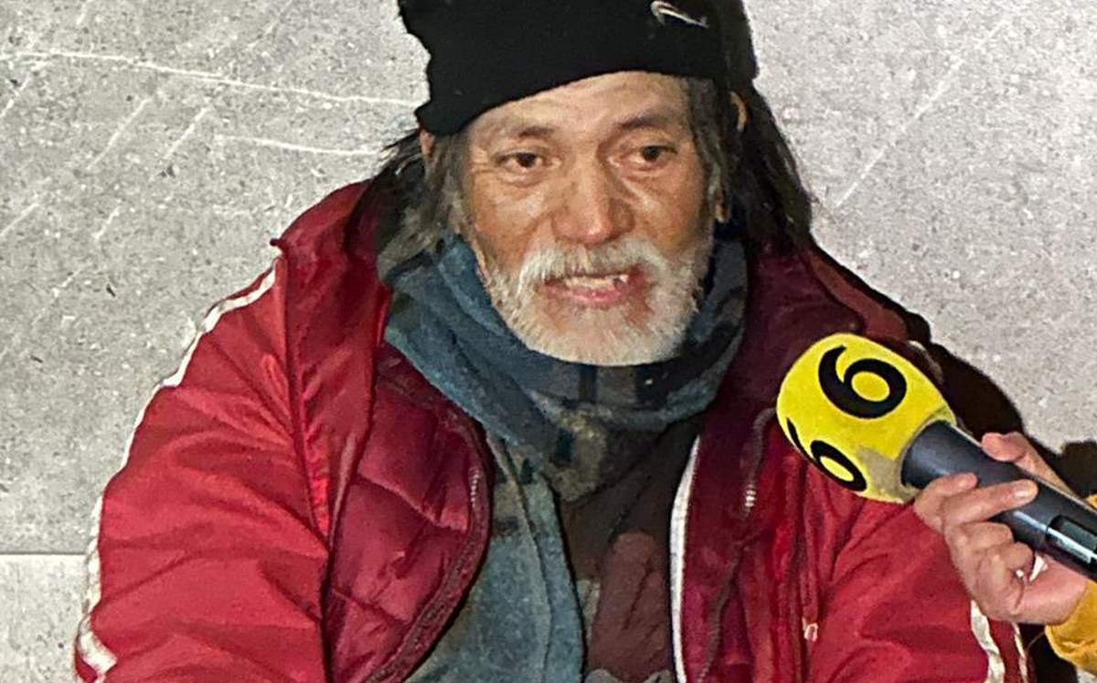 Don Esteban García pasa la noche al exterior de una tienda frente al Hospital Universitario. | Miranda Arias