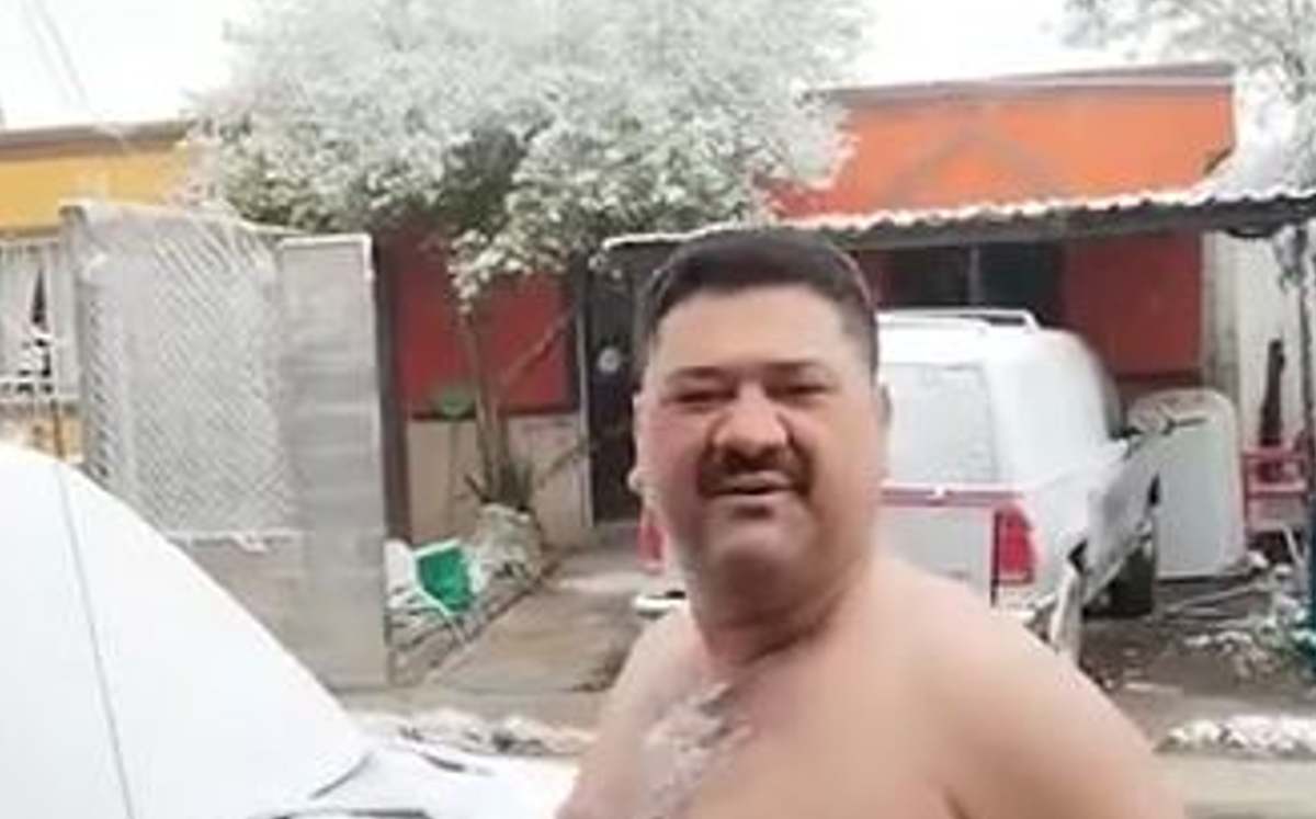 Un hombre de Montemorelos, Nuevo León salió sin camisa a disfrutar de la caída de aguanieve. | Cortesía