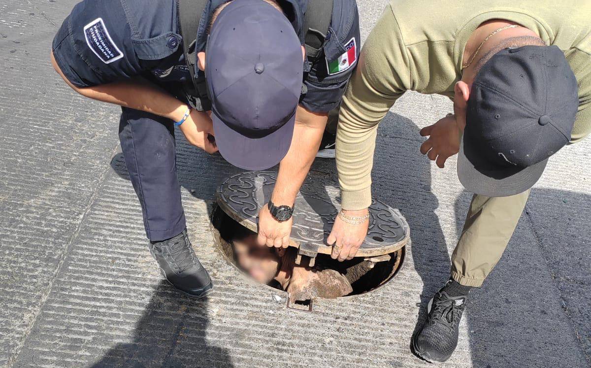 Hombre queda atrapado en alcantarilla/ Especial