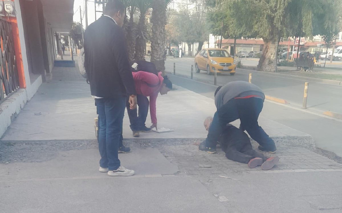 Hombre mayor sufre fuerte caída en remodelación de banquetas en calzada Colón en Torreón.