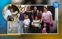 personas reunidas para donar una silla de ruedas