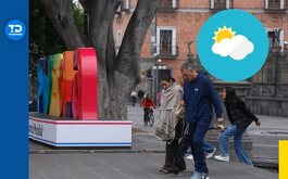 personas caminando en el zócalo de puebla