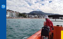 una lancha en el mar