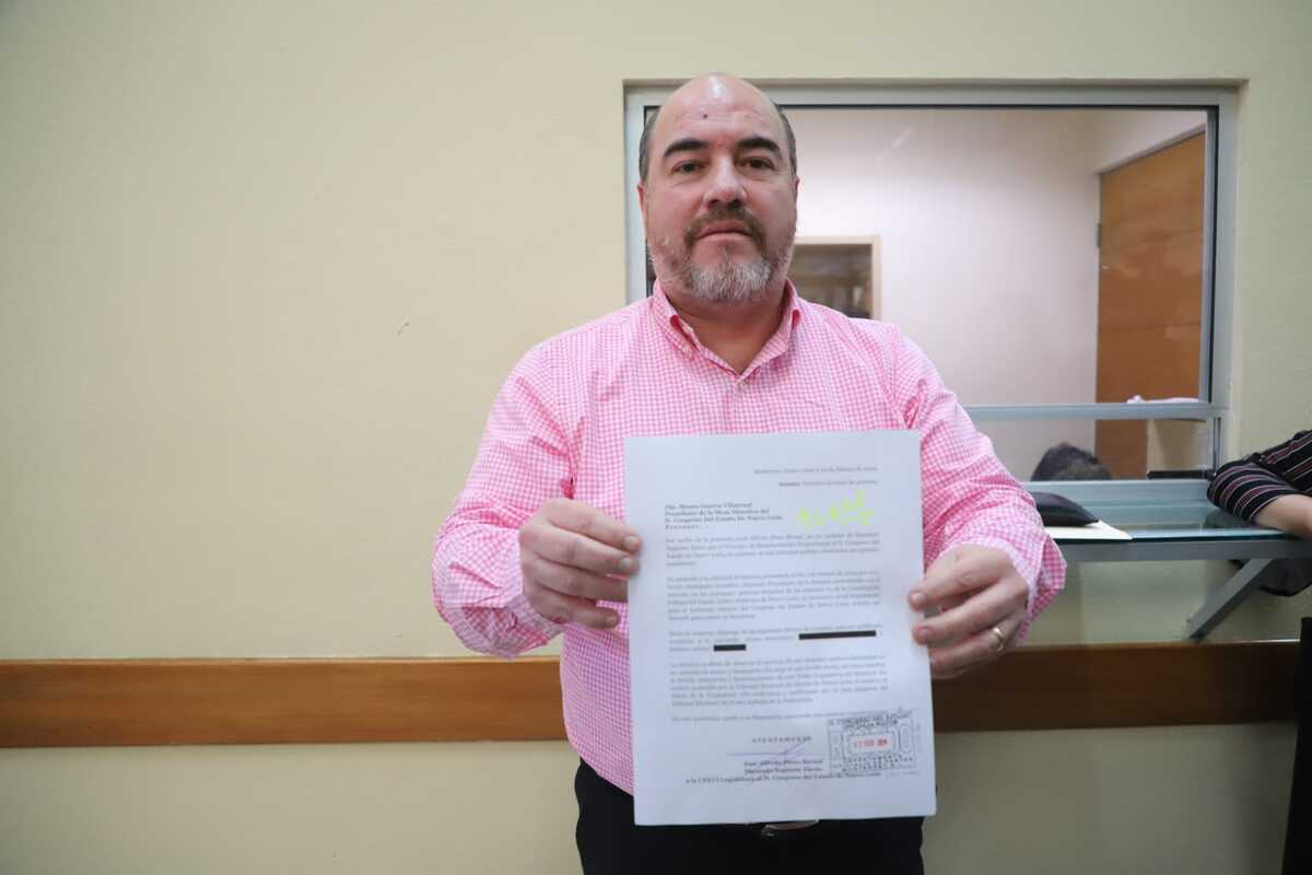 Jose Alfredo Pérez Bernal suplente de Waldo Fernández acude a oficina de partes / Leonel Rocha