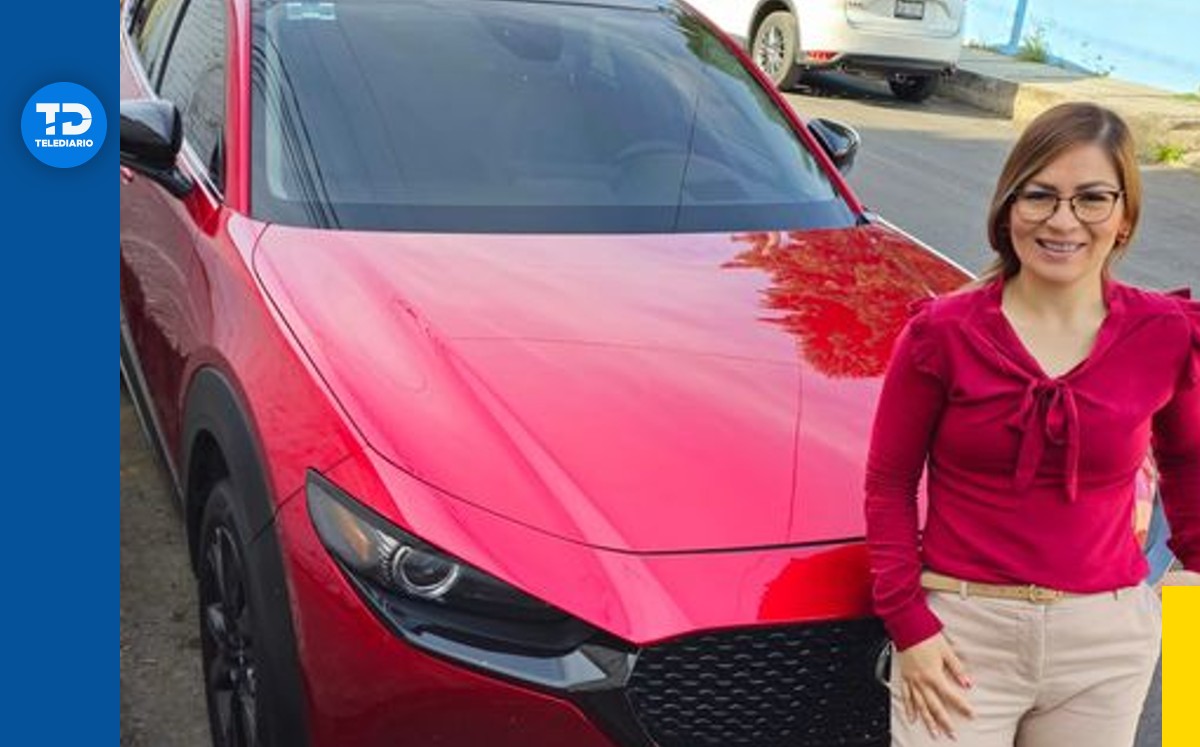 Mujer con la camioneta que le regaló su ex / Especial