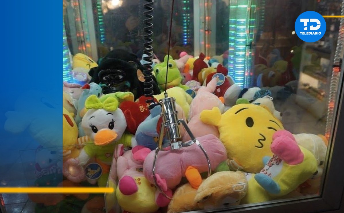 Niño queda atrapado en máquina de peluches