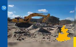 una retroexcavadora en un terreno baldío